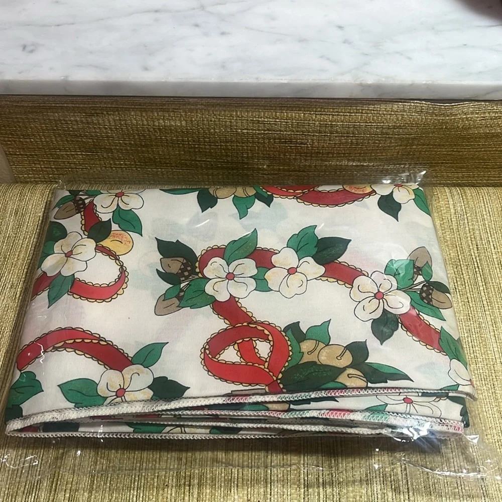 Vintage Christmas Tablecloth 84” Rectangle Flowers,Acorn and Bows